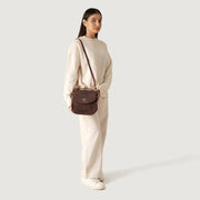 
Distressed Brown Full-Grain leather Bag - Zadní pohled se zesílenými koženými popruhy