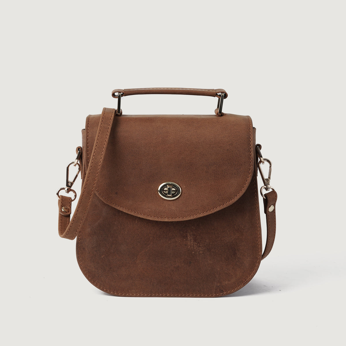 
The Sandra Vintage Světle hnědá Leather Saddle Bag For Women in Tan Full Grain Naturally Milled Cowhide Leather. - Full Exterior Přední pohled a přiléhavá silueta | Koupit online