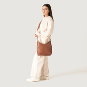 
Brown Full-Grain leather Goods - Zadní pohled s definovanými rameny a čistým lemem