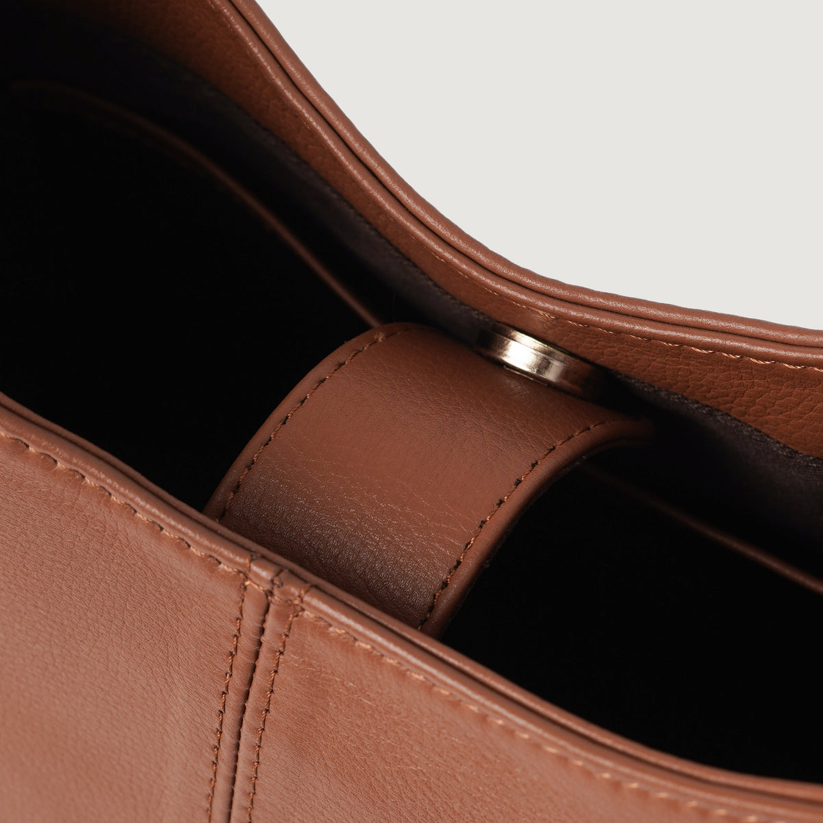 
Fotografie na postavě:  The Stefani Brown Leather Hobo Bag For Women na modelovi v přirozeném denním světle