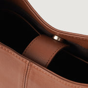 
Fotografie na postavě:  The Stefani Brown Leather Hobo Bag For Women na modelovi v přirozeném denním světle