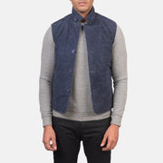 
Tony Modrá Suede Vest pro Pány in Blue Goatskin Suede - Přední pohled a přiléhavá silueta | Koupit online