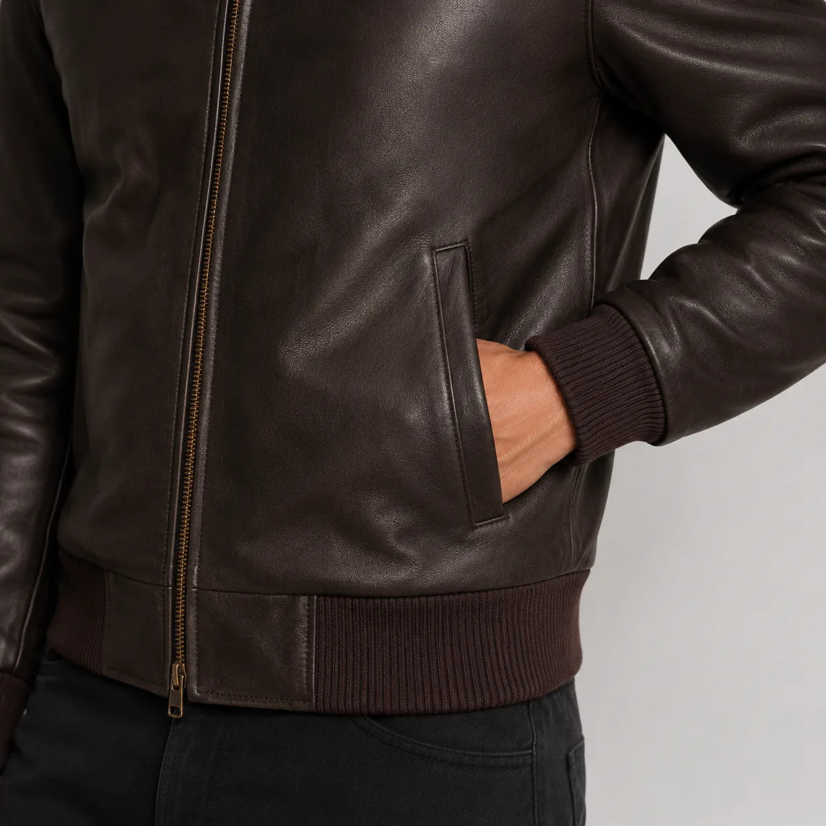 
Detailní pohled of Classic Collar & Heavy-Duty Zipper Hardware on Dark Hnědá Sheepskin Kožená bomber bunda pro Pány