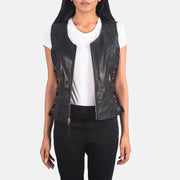 
Vanda Černá Leather Biker Vest pro Dámy in Black Goatskin Leather - Přední pohled a přiléhavá silueta | Koupit online