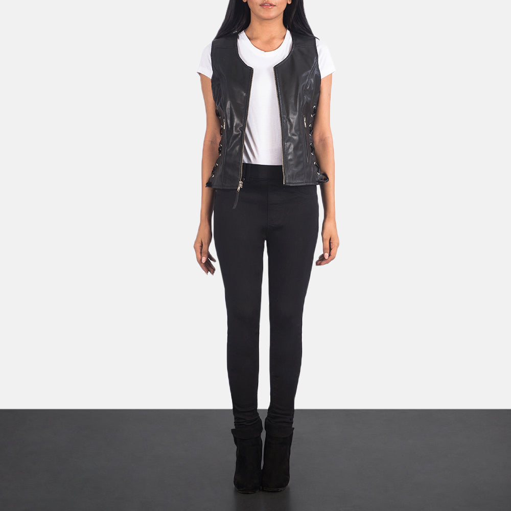 
Vanda Černá Leather Biker Vest pro Dámy - Boční pohled ukazující ergonomický střih rukávů