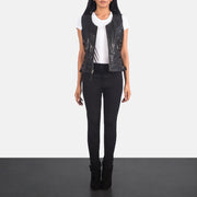 
Vanda Černá Leather Biker Vest pro Dámy - Boční pohled ukazující ergonomický střih rukávů