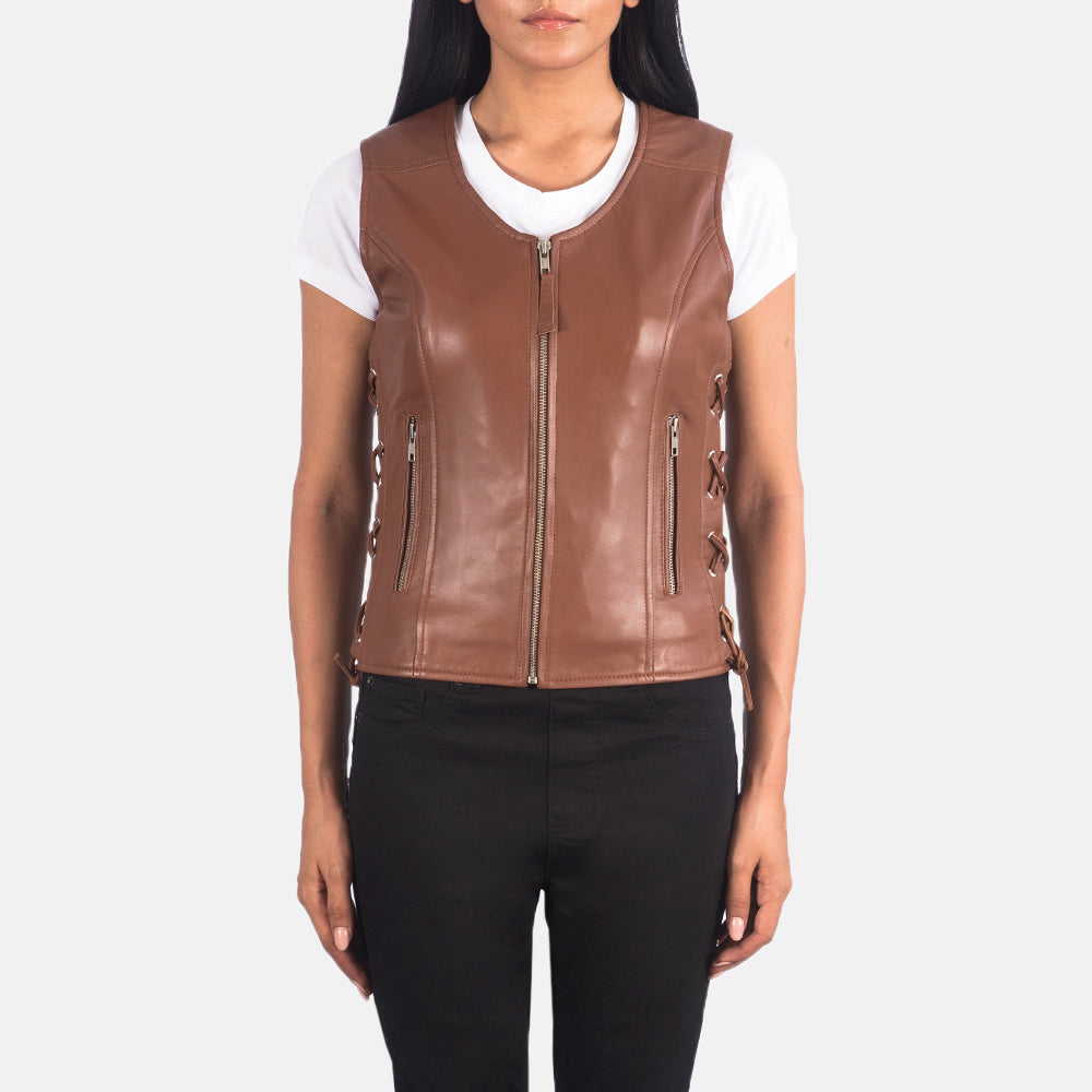 
Vanda Hnědá Leather Biker Vest pro Dámy in Brown Sheepskin Leather - Přední pohled a přiléhavá silueta | Koupit online