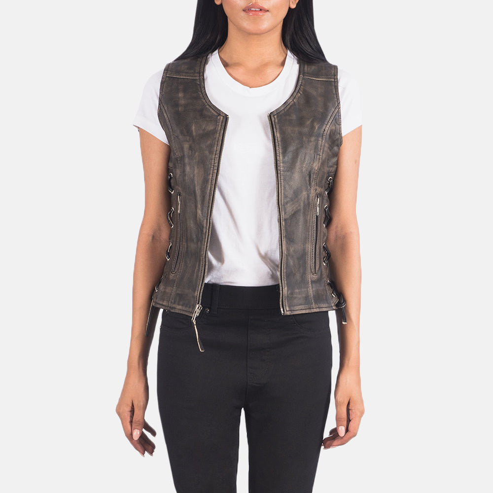 
Vanda Distressed Hnědá Leather Biker Vest pro Dámy in Distressed Brown Goatskin Leather - Přední pohled a přiléhavá silueta | Koupit online