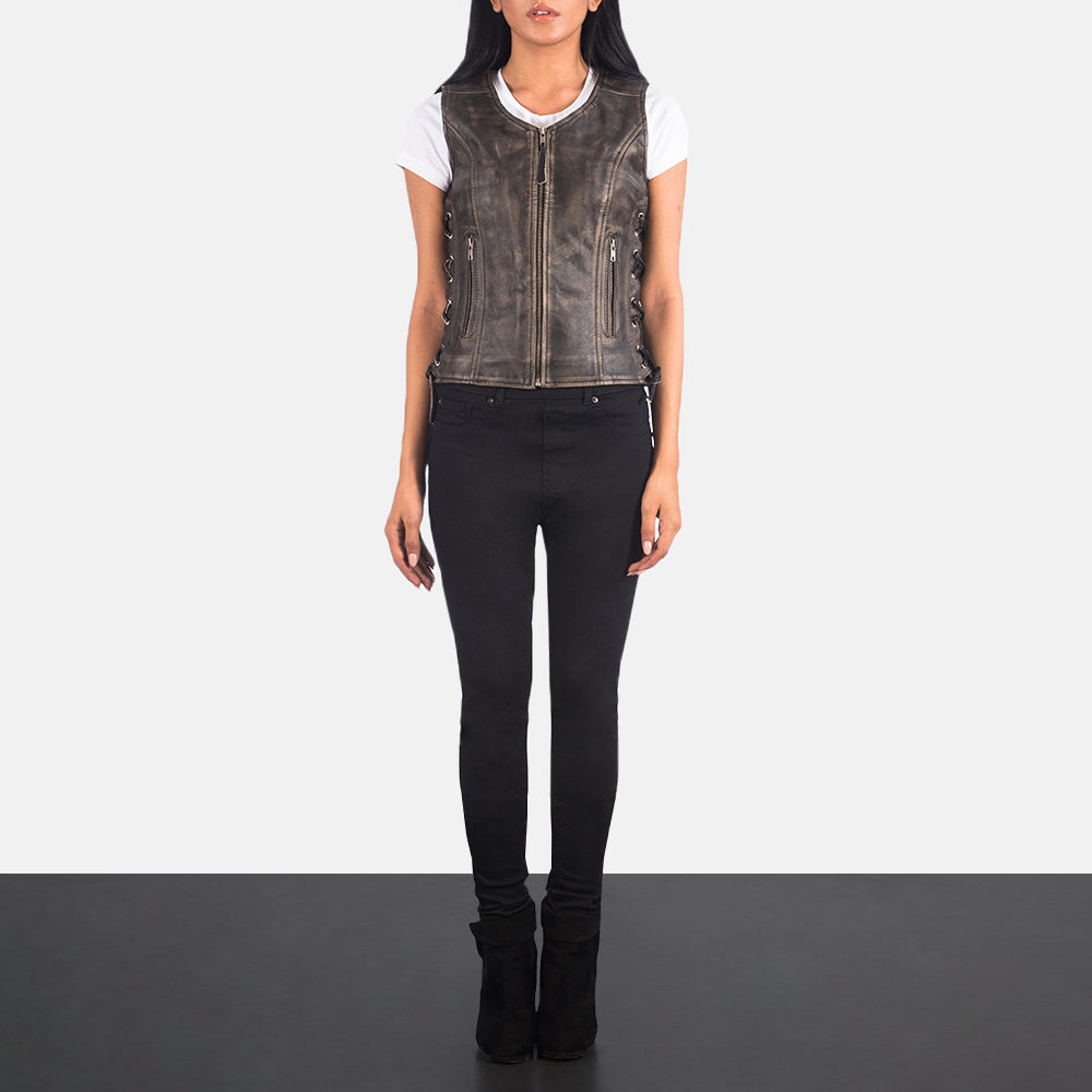 
Vanda Distressed Hnědá Leather Biker Vest pro Dámy - Boční pohled ukazující ergonomický střih rukávů