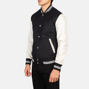 
Black & White Sheepskin Leather Varsity Jacket - Zadní pohled s definovanými rameny a čistým lemem