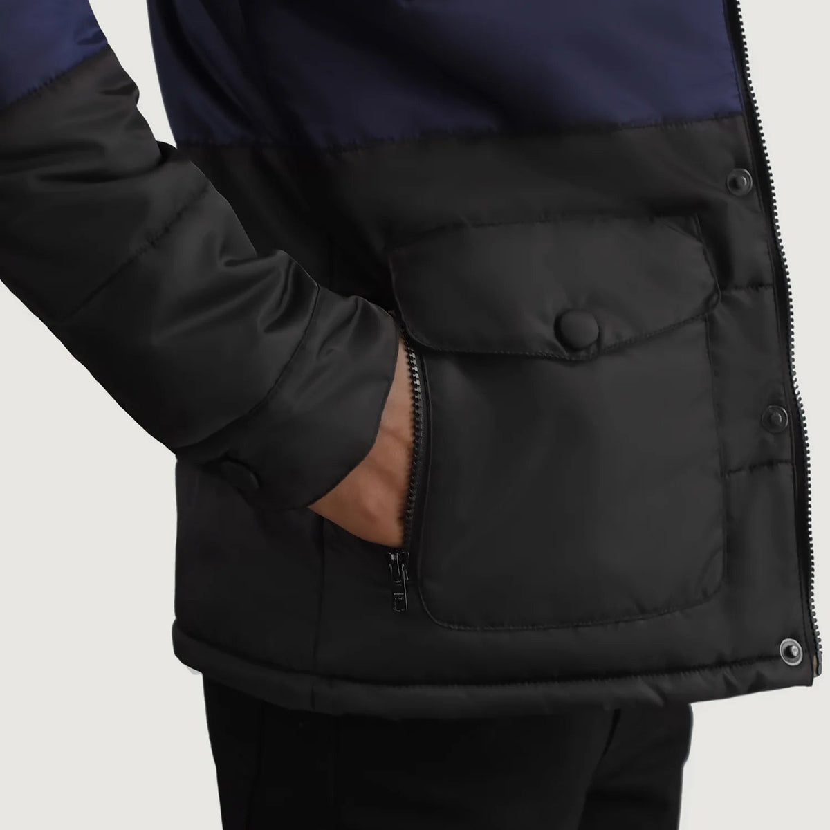 
Pohled na podšívku Showing Quilted Viscose Lining & Dvě funkční vnitřní kapsy