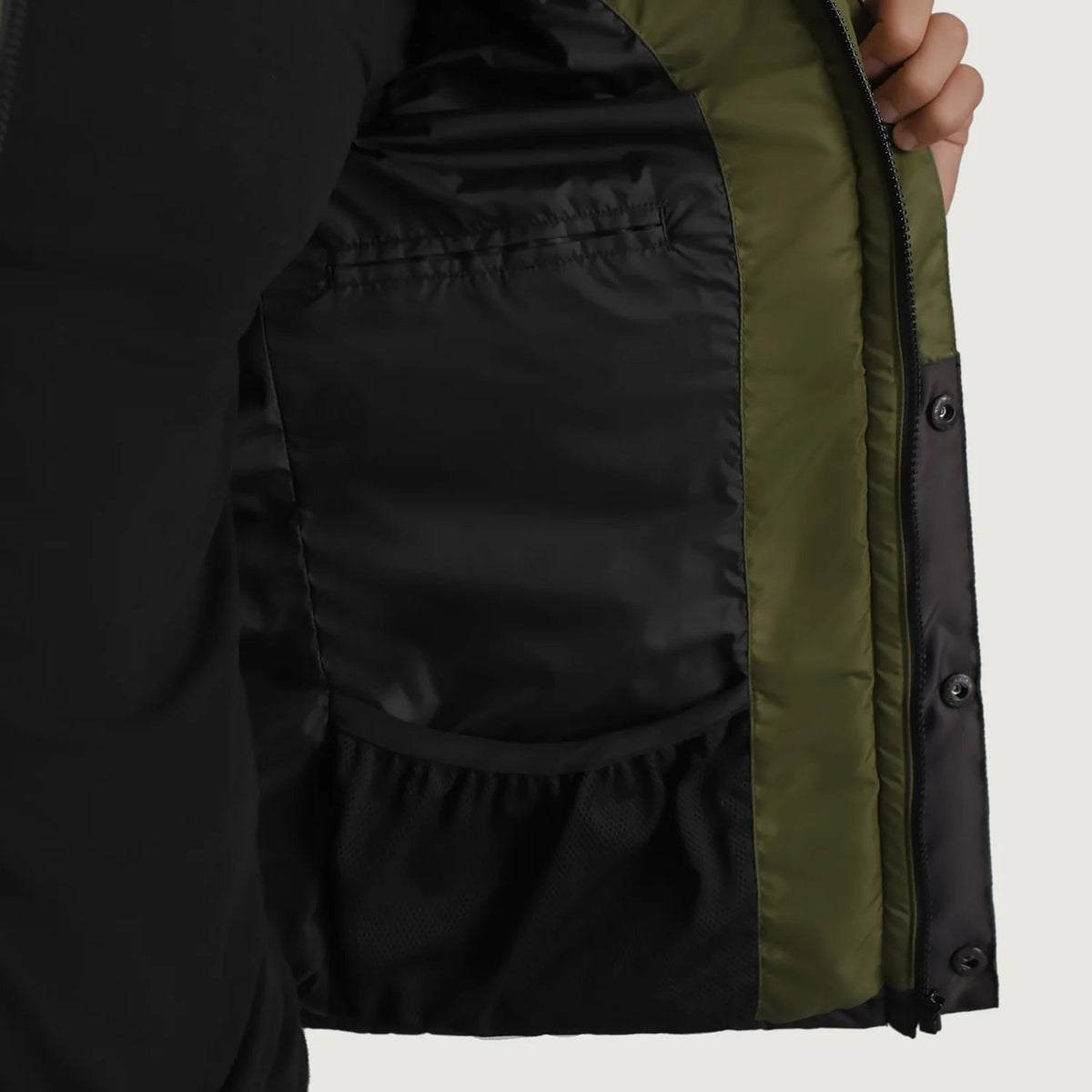 
Black + Green Full-Grain Leather Hooded Jacket - Zadní pohled s definovanými rameny a čistým lemem