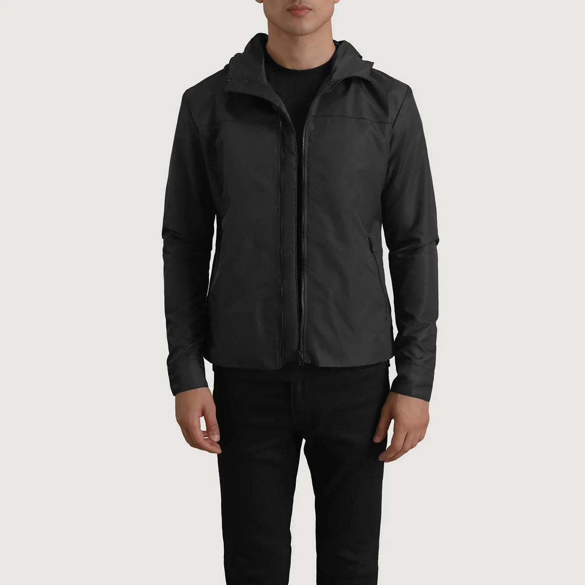 
Wesley Černá Hooded Windbreaker Kožená bunda pro Pány z černé pravé hovězí kůže - Přední pohled a přiléhavá silueta | Koupit online