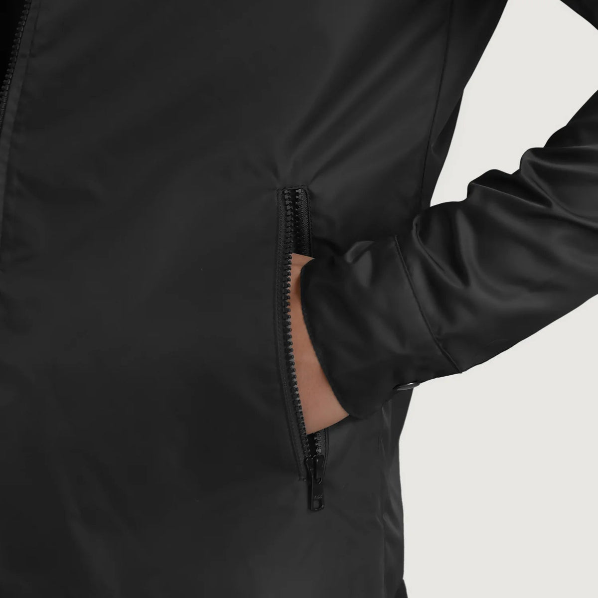 
Pohled na podšívku Showing Quilted Viscose Lining & Dvě funkční vnitřní kapsy