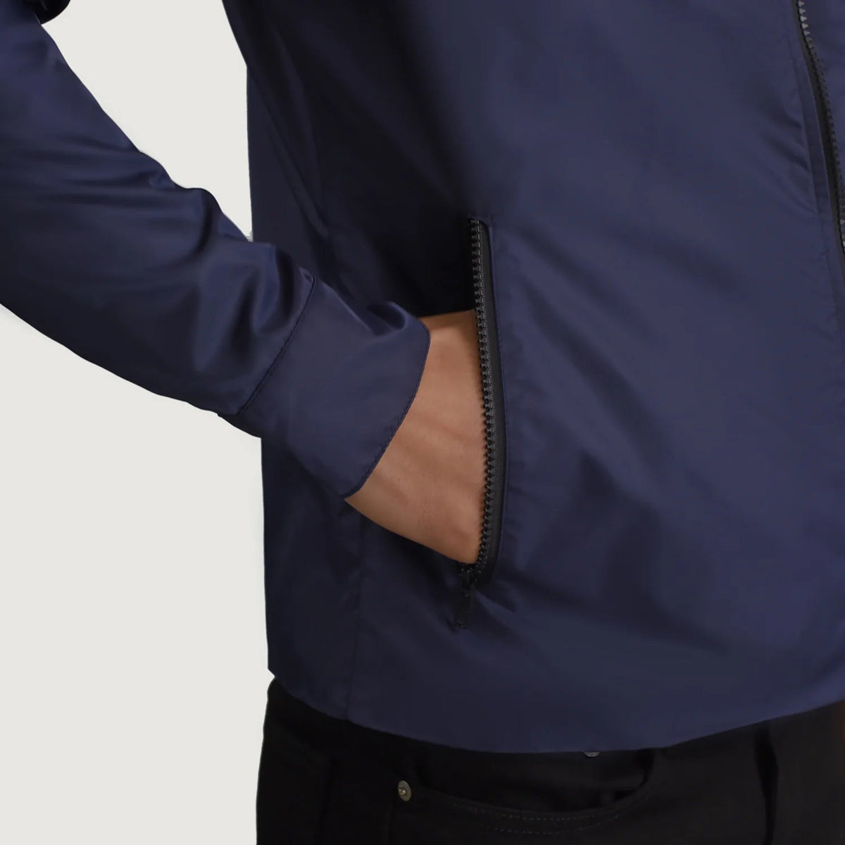 
Pohled na podšívku Showing Quilted Viscose Lining & Dvě funkční vnitřní kapsy