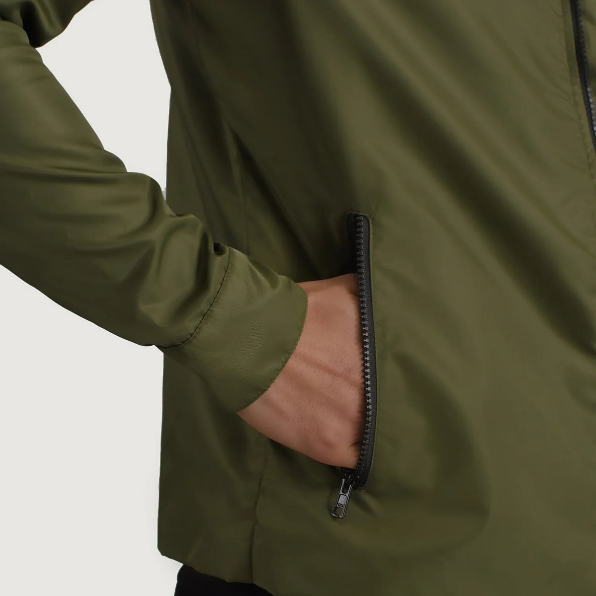 
Pohled na podšívku Showing Quilted Viscose Lining & Dvě funkční vnitřní kapsy