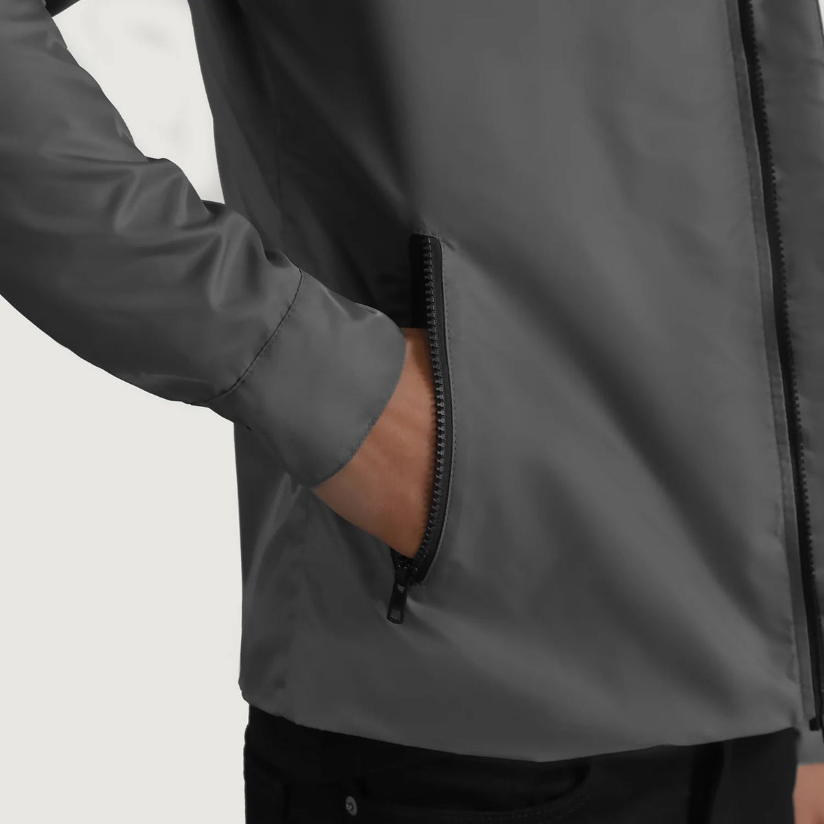 
Pohled na podšívku Showing Quilted Viscose Lining & Dvě funkční vnitřní kapsy