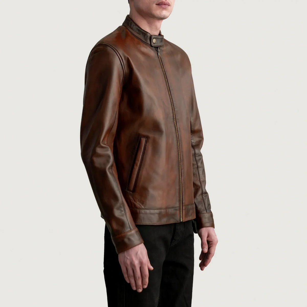 
Distressed Brown Sheepskin Leather Biker Jacket - Zadní pohled s definovanými rameny a čistým lemem