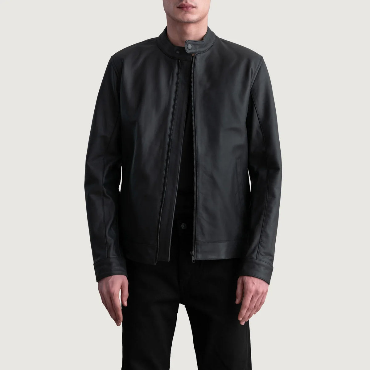 
Zen Matte Černá Kožený motorkářský křivák pro Pány in Matte Black Cowhide Leather - Přední pohled a přiléhavá silueta | Koupit online