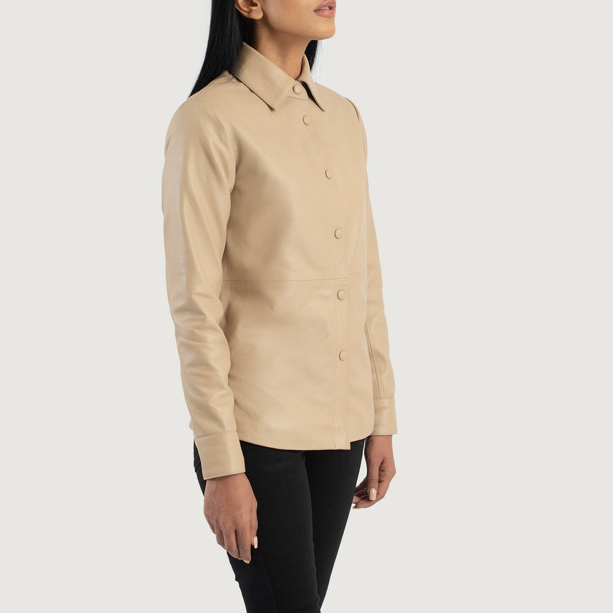 
Beige Sheepskin Leather Biker Jacket - Zadní pohled s definovanými rameny a čistým lemem