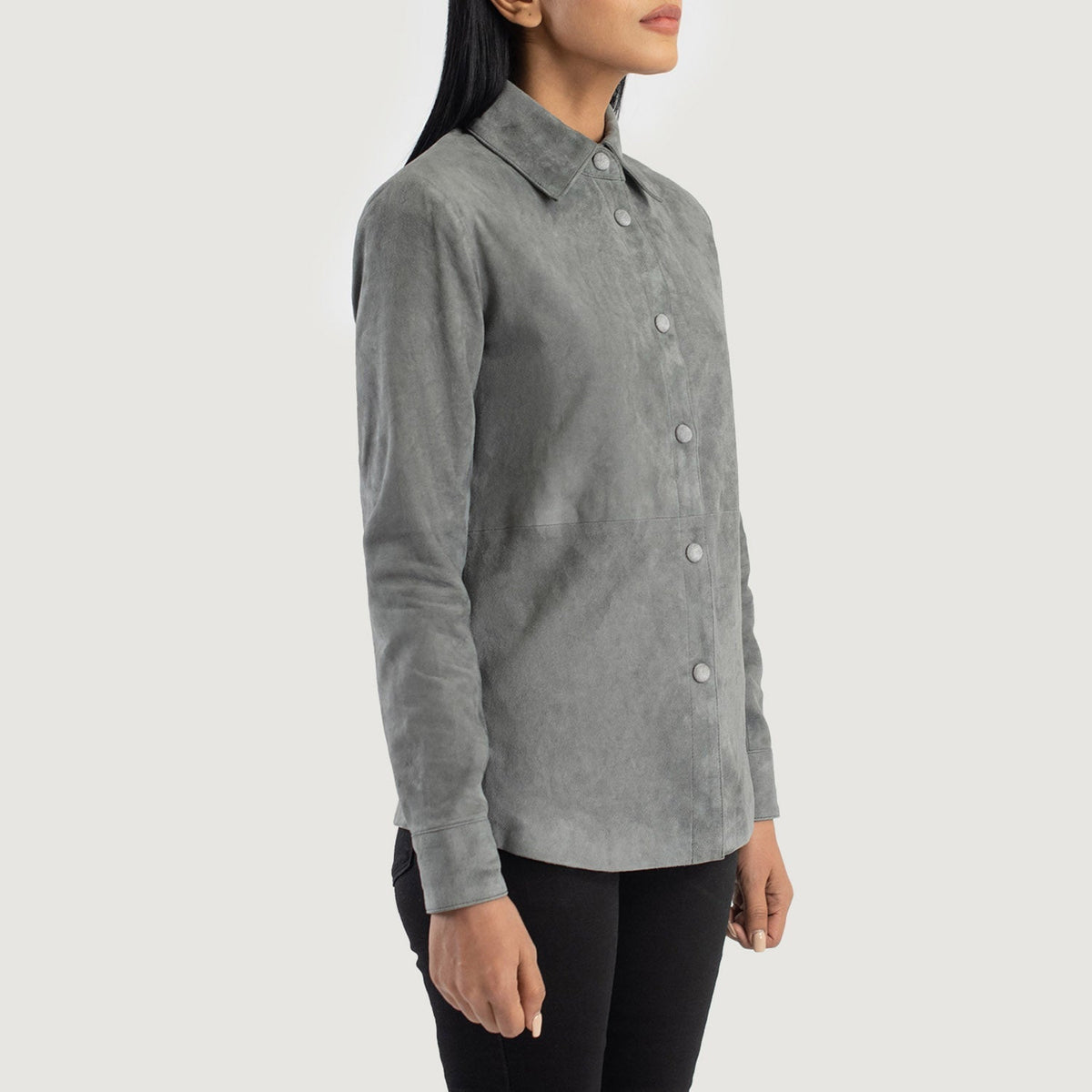
Fotografie na postavě:  Zenith Beige Leather Shirt Jacket na modelovi v přirozeném denním světle