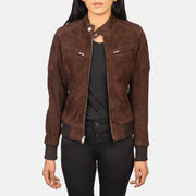
Zenna Mocha Suede Bomber Jacket in Brown Goat Suede - Přední pohled a přiléhavá silueta | Koupit online