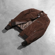
Fotografie na postavě:  Zenna Mocha Suede Bomber Jacket na modelovi v přirozeném denním světle